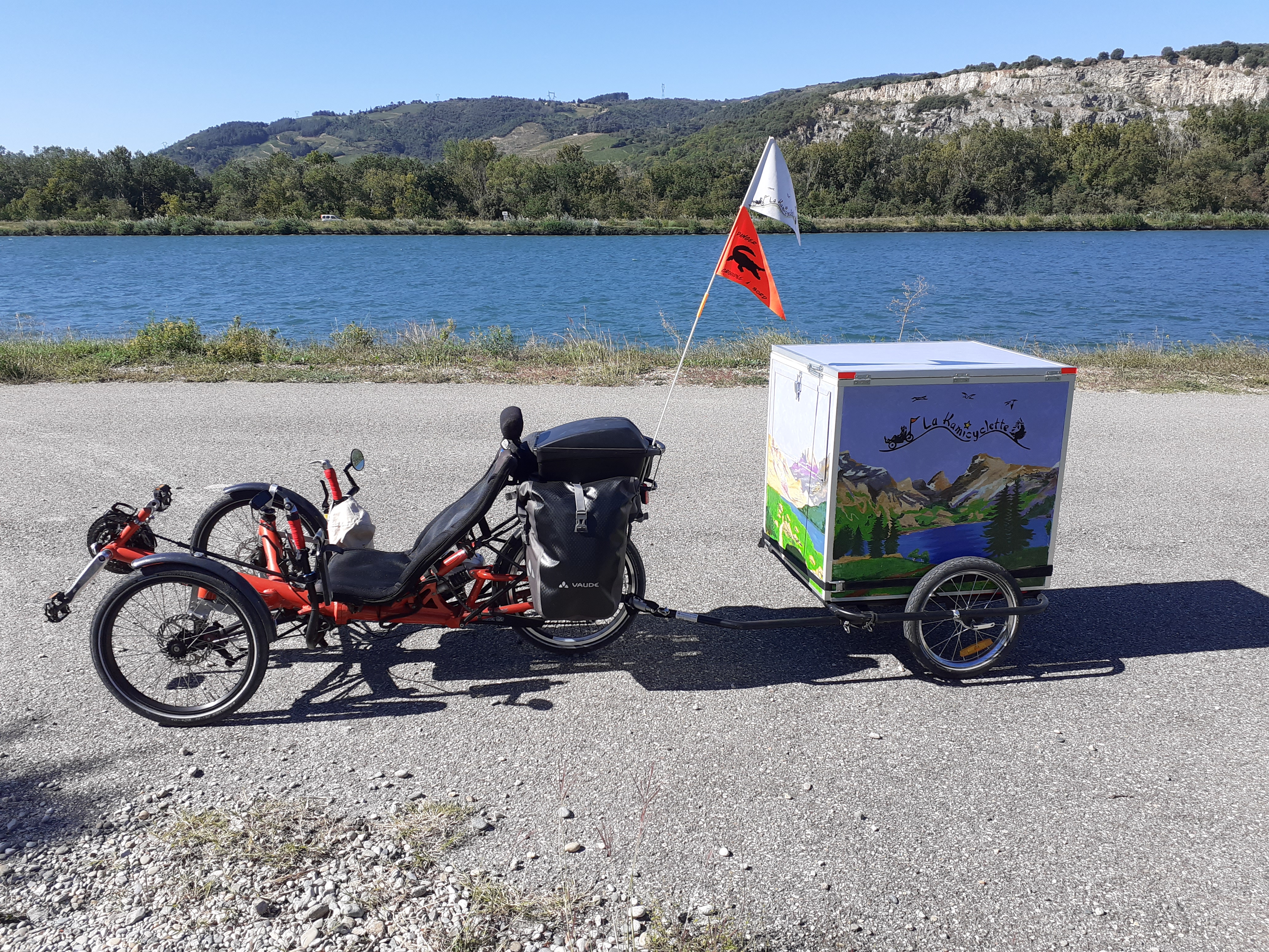 La KAMICYCLETTE prend un Café Rivière à l'Isle d'Abeau (38), le 28 juin 2025